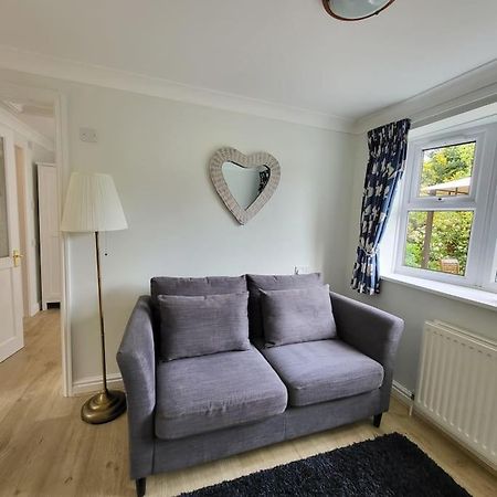 Cheerful, Cosy, One Bedroom Home With Patio And Parking Newbury  Bagian luar foto