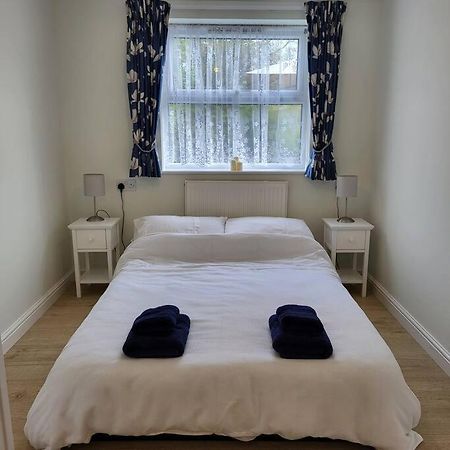 Cheerful, Cosy, One Bedroom Home With Patio And Parking Newbury  Bagian luar foto