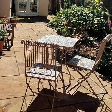 Cheerful, Cosy, One Bedroom Home With Patio And Parking Newbury  Bagian luar foto