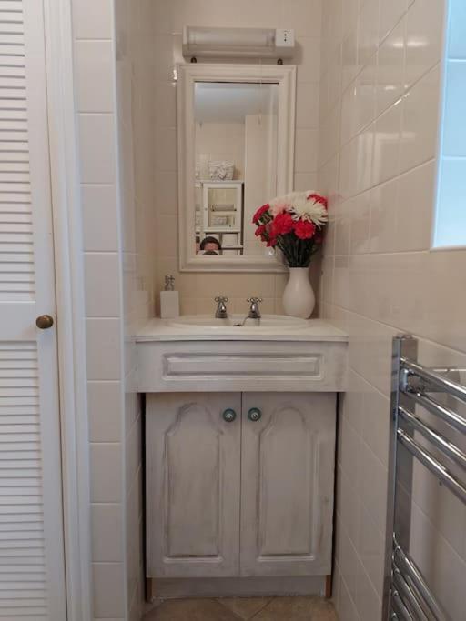Cheerful, Cosy, One Bedroom Home With Patio And Parking Newbury  Bagian luar foto