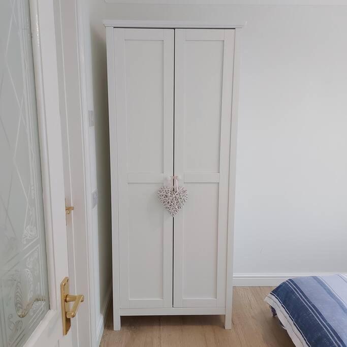 Cheerful, Cosy, One Bedroom Home With Patio And Parking Newbury  Bagian luar foto