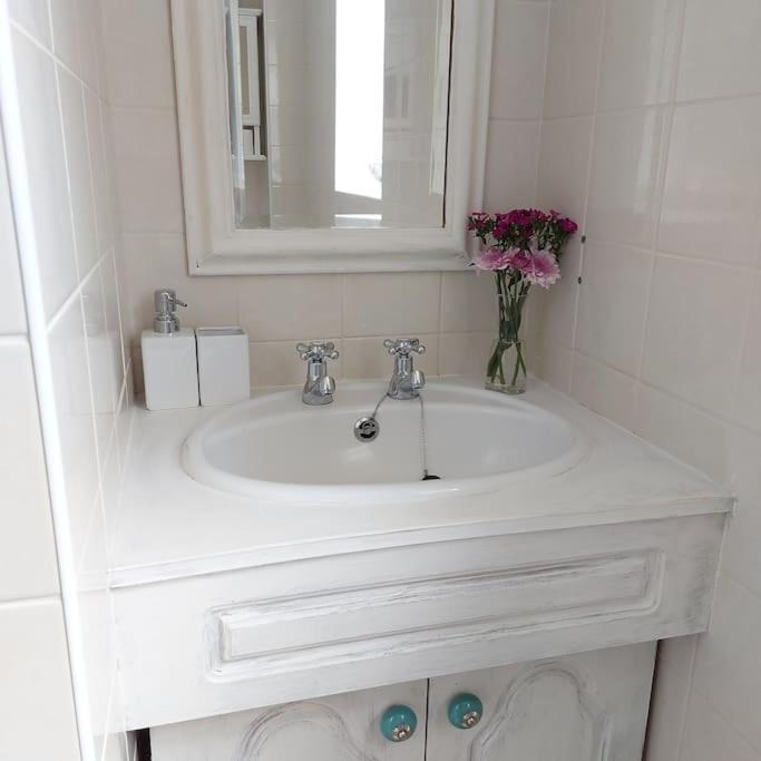 Cheerful, Cosy, One Bedroom Home With Patio And Parking Newbury  Bagian luar foto