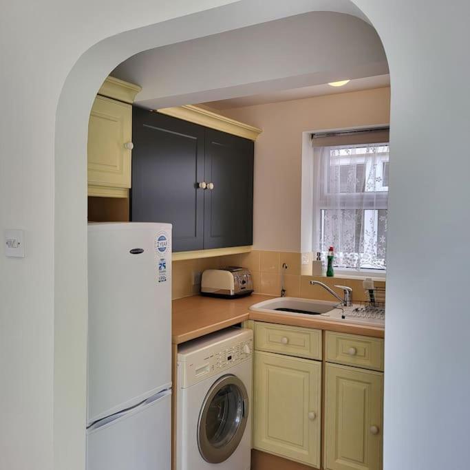 Cheerful, Cosy, One Bedroom Home With Patio And Parking Newbury  Bagian luar foto