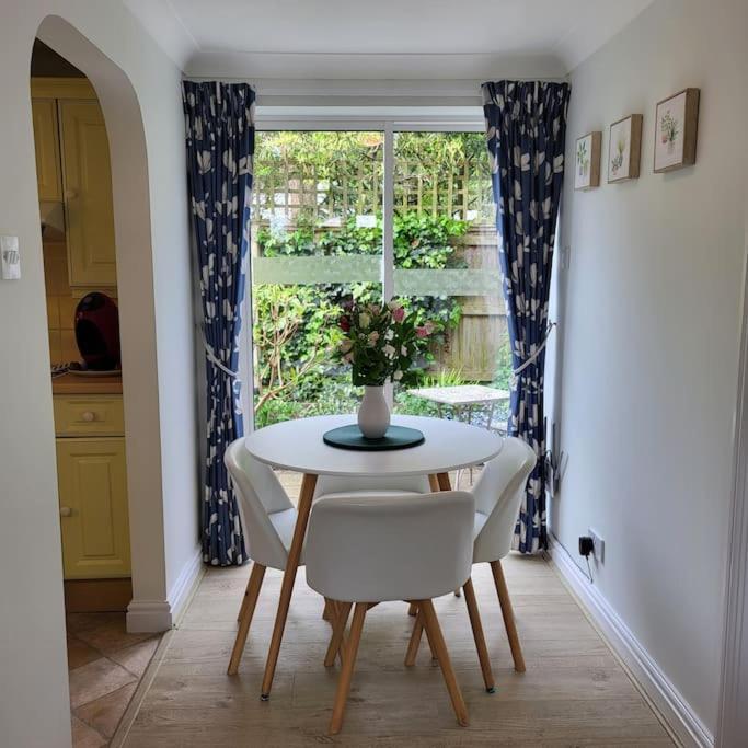 Cheerful, Cosy, One Bedroom Home With Patio And Parking Newbury  Bagian luar foto