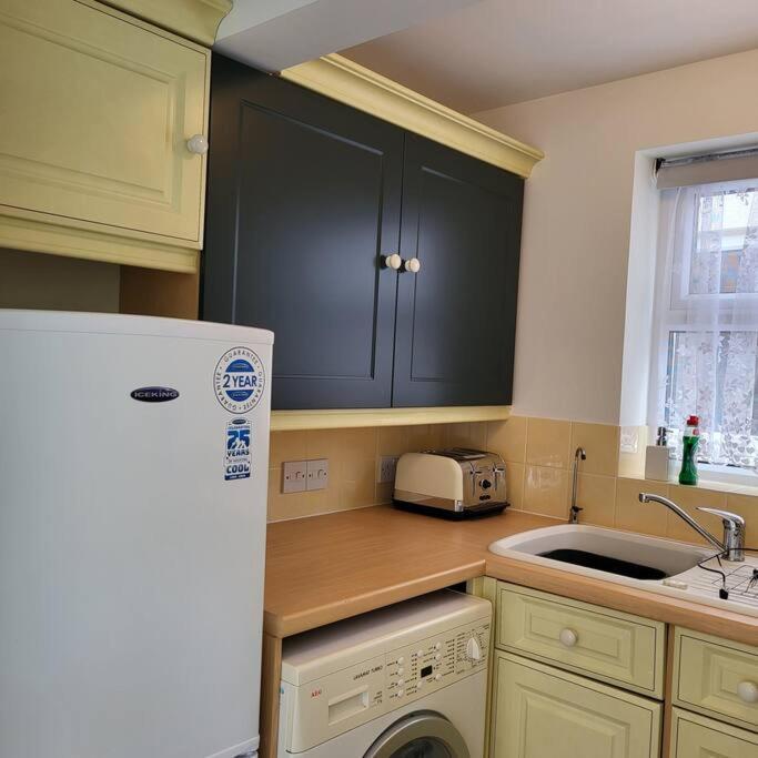Cheerful, Cosy, One Bedroom Home With Patio And Parking Newbury  Bagian luar foto