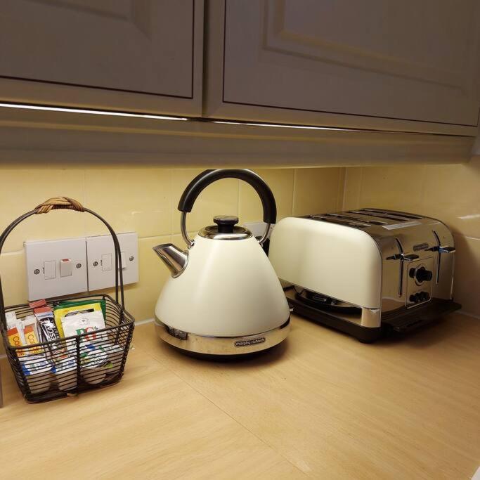 Cheerful, Cosy, One Bedroom Home With Patio And Parking Newbury  Bagian luar foto