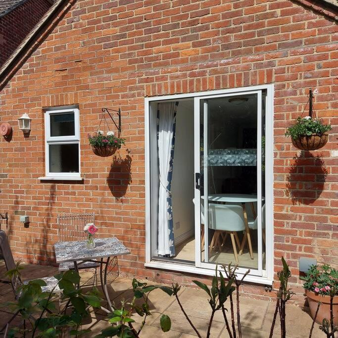 Cheerful, Cosy, One Bedroom Home With Patio And Parking Newbury  Bagian luar foto