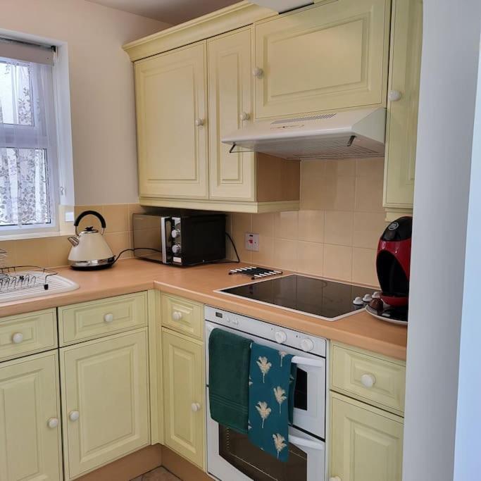 Cheerful, Cosy, One Bedroom Home With Patio And Parking Newbury  Bagian luar foto