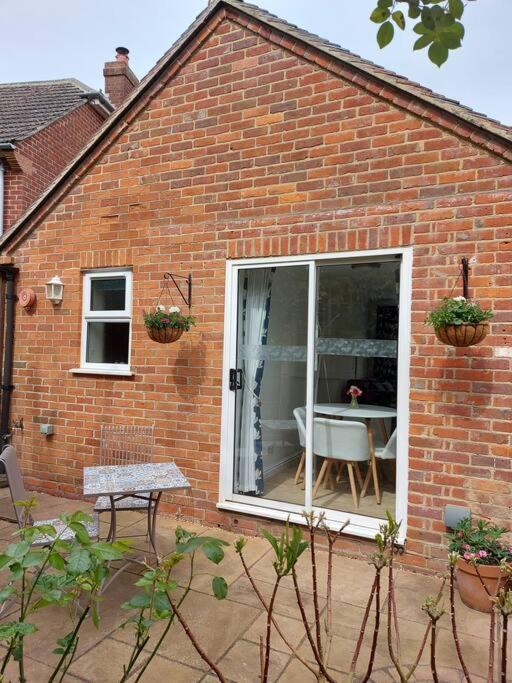 Cheerful, Cosy, One Bedroom Home With Patio And Parking Newbury  Bagian luar foto