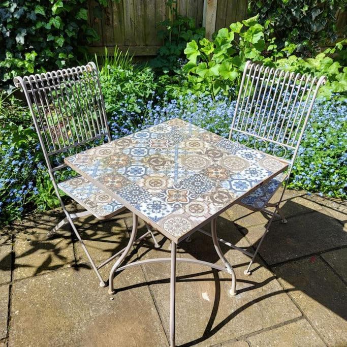 Cheerful, Cosy, One Bedroom Home With Patio And Parking Newbury  Bagian luar foto